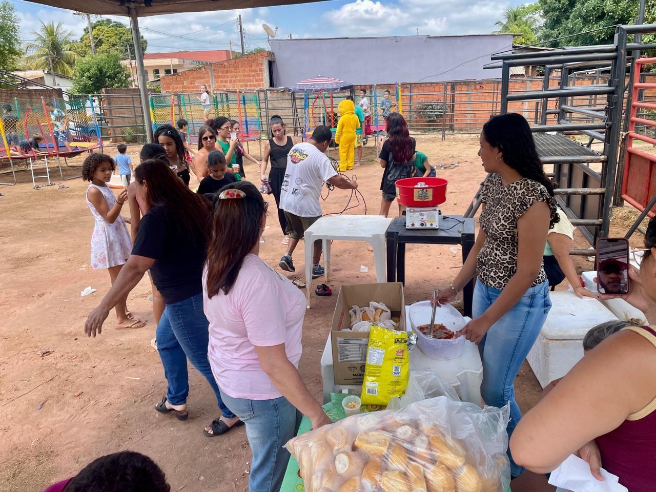 Bolo gigante, brinquedos e muita diversão marcam festa do Dia das Crianças no bairro Vila Haro, em Três Lagoas Bolo gigante, brinquedos e muita diversão marcam festa do Dia das Crianças no bairro Vila Haro, em Três Lagoas