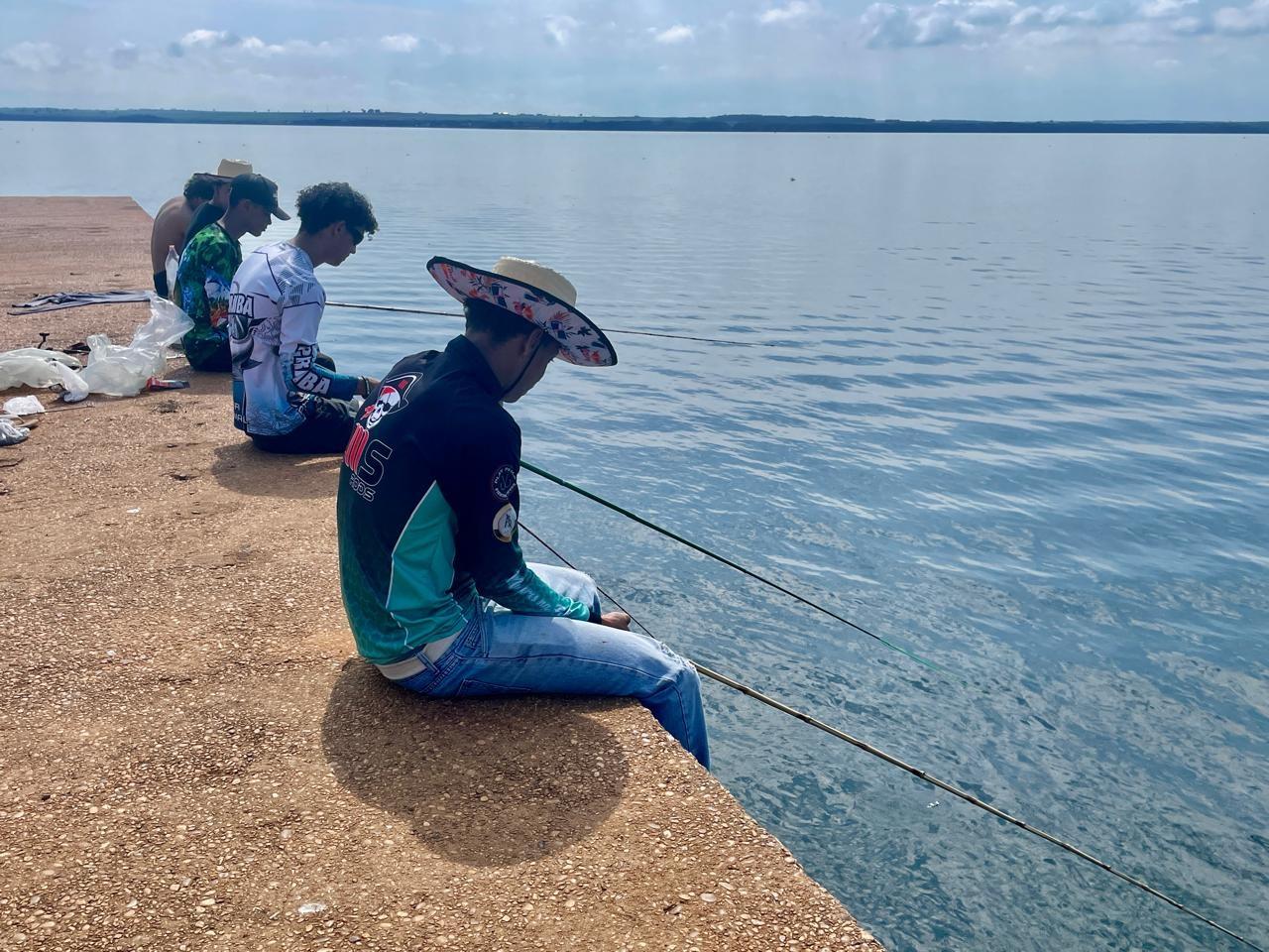 Amigos aproveitam feriadão para pescaria na Cascalheira, enquanto movimento de banhistas ainda é tímido no local Amigos aproveitam feriadão para pescaria na Cascalheira, enquanto movimento de banhistas ainda é tímido no local