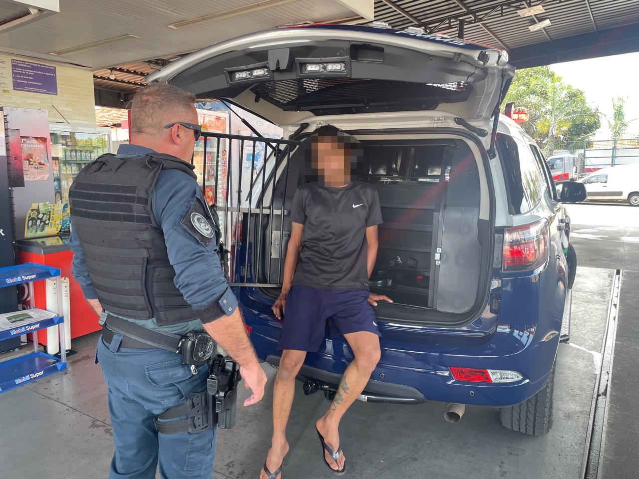 VEJA O VÍDEO: Fez tudo errado: Bêbado de VW Parati quase bate em bombas, abastece, não paga, nem consegue soprar o bafômetro e ainda ajoelha e chora diante da polícia em Três Lagoas VEJA O VÍDEO: Fez tudo errado: Bêbado de VW Parati quase bate em bombas, abastece, não paga, nem consegue soprar o bafômetro e ainda ajoelha e chora diante da polícia em Três Lagoas