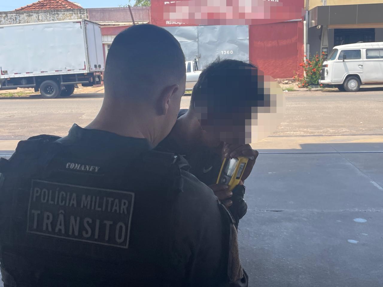VEJA O VÍDEO: Fez tudo errado: Bêbado de VW Parati quase bate em bombas, abastece, não paga, nem consegue soprar o bafômetro e ainda ajoelha e chora diante da polícia em Três Lagoas VEJA O VÍDEO: Fez tudo errado: Bêbado de VW Parati quase bate em bombas, abastece, não paga, nem consegue soprar o bafômetro e ainda ajoelha e chora diante da polícia em Três Lagoas