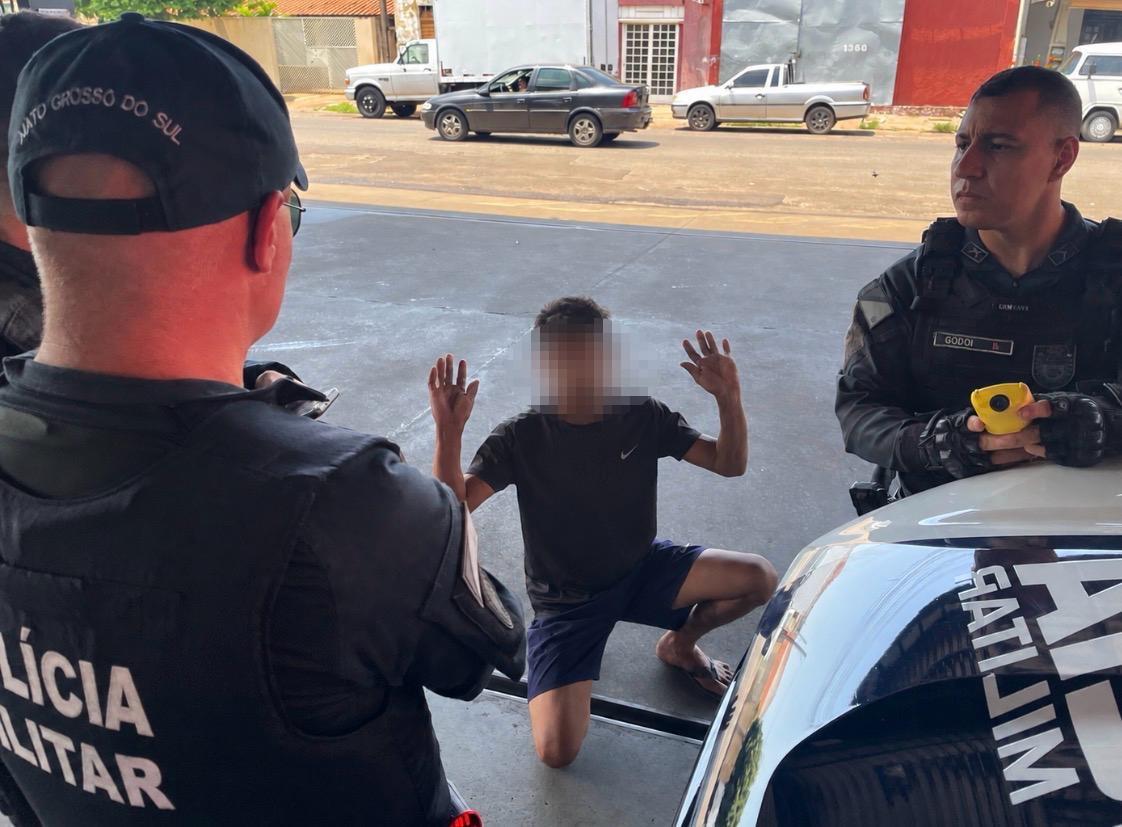 VEJA O VÍDEO: Fez tudo errado: Bêbado de VW Parati quase bate em bombas, abastece, não paga, nem consegue soprar o bafômetro e ainda ajoelha e chora diante da polícia em Três Lagoas VEJA O VÍDEO: Fez tudo errado: Bêbado de VW Parati quase bate em bombas, abastece, não paga, nem consegue soprar o bafômetro e ainda ajoelha e chora diante da polícia em Três Lagoas