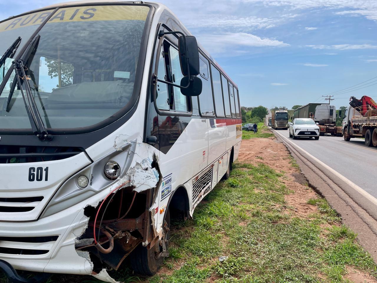 VEJA O VÍDEO: Trânsito fica totalmente interditado no anel viário da BR-262 após acidente grave entre Fox e micro-ônibus em Três Lagoas VEJA O VÍDEO: Trânsito fica totalmente interditado no anel viário da BR-262 após acidente grave entre Fox e micro-ônibus em Três Lagoas