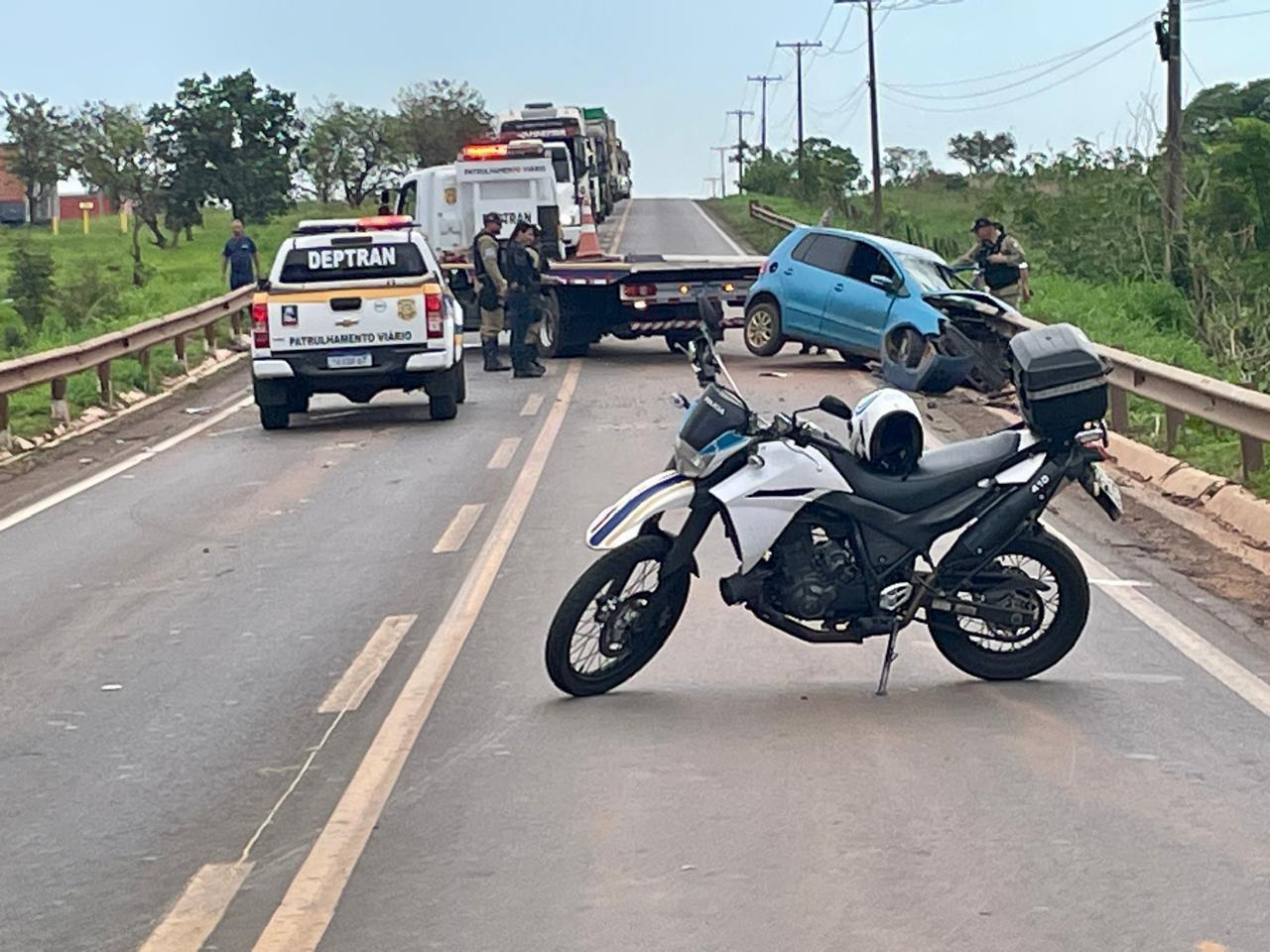 VEJA O VÍDEO: Trânsito fica totalmente interditado no anel viário da BR-262 após acidente grave entre Fox e micro-ônibus em Três Lagoas VEJA O VÍDEO: Trânsito fica totalmente interditado no anel viário da BR-262 após acidente grave entre Fox e micro-ônibus em Três Lagoas