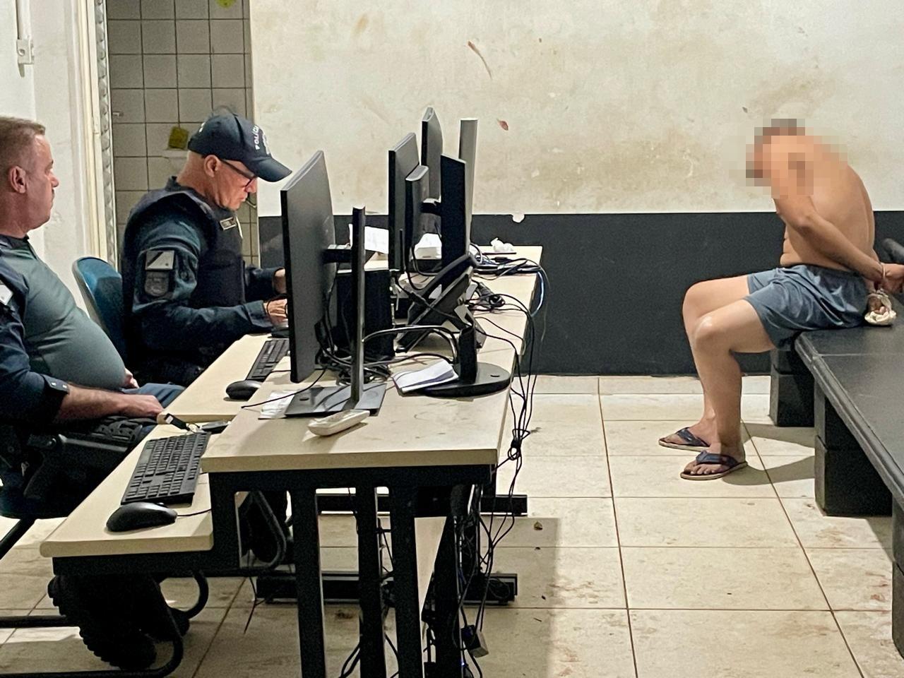 “Xerife do bairro” destrói carro de vizinhos com marreta, fica pianinho diante da polícia e chora com medo de ir para o presídio em Três Lagoas “Xerife do bairro” destrói carro de vizinhos com marreta, fica pianinho diante da polícia e chora com medo de ir para o presídio em Três Lagoas