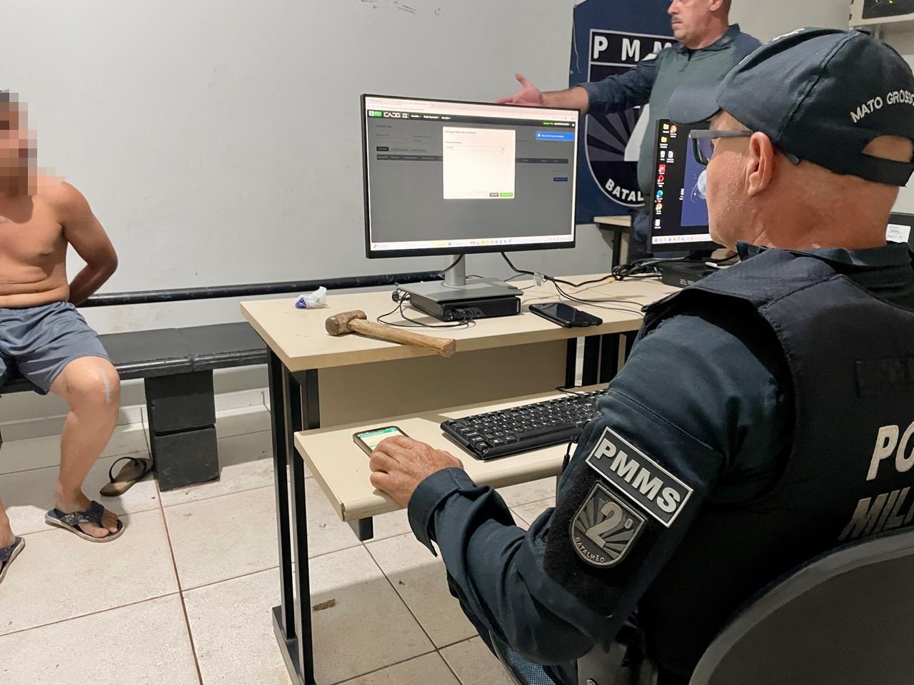 “Xerife do bairro” destrói carro de vizinhos com marreta, fica pianinho diante da polícia e chora com medo de ir para o presídio em Três Lagoas “Xerife do bairro” destrói carro de vizinhos com marreta, fica pianinho diante da polícia e chora com medo de ir para o presídio em Três Lagoas