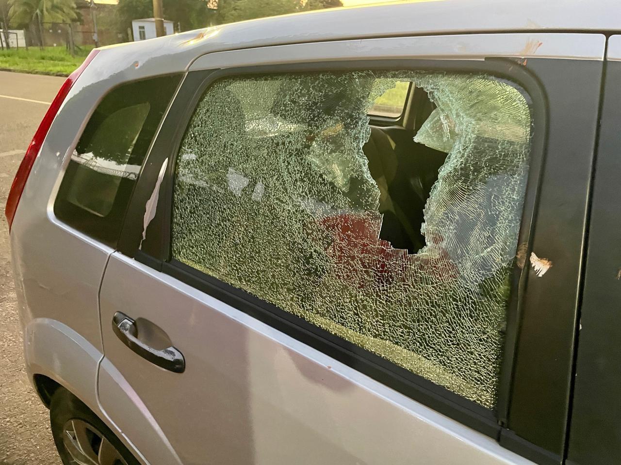 “Xerife do bairro” destrói carro de vizinhos com marreta, fica pianinho diante da polícia e chora com medo de ir para o presídio em Três Lagoas “Xerife do bairro” destrói carro de vizinhos com marreta, fica pianinho diante da polícia e chora com medo de ir para o presídio em Três Lagoas