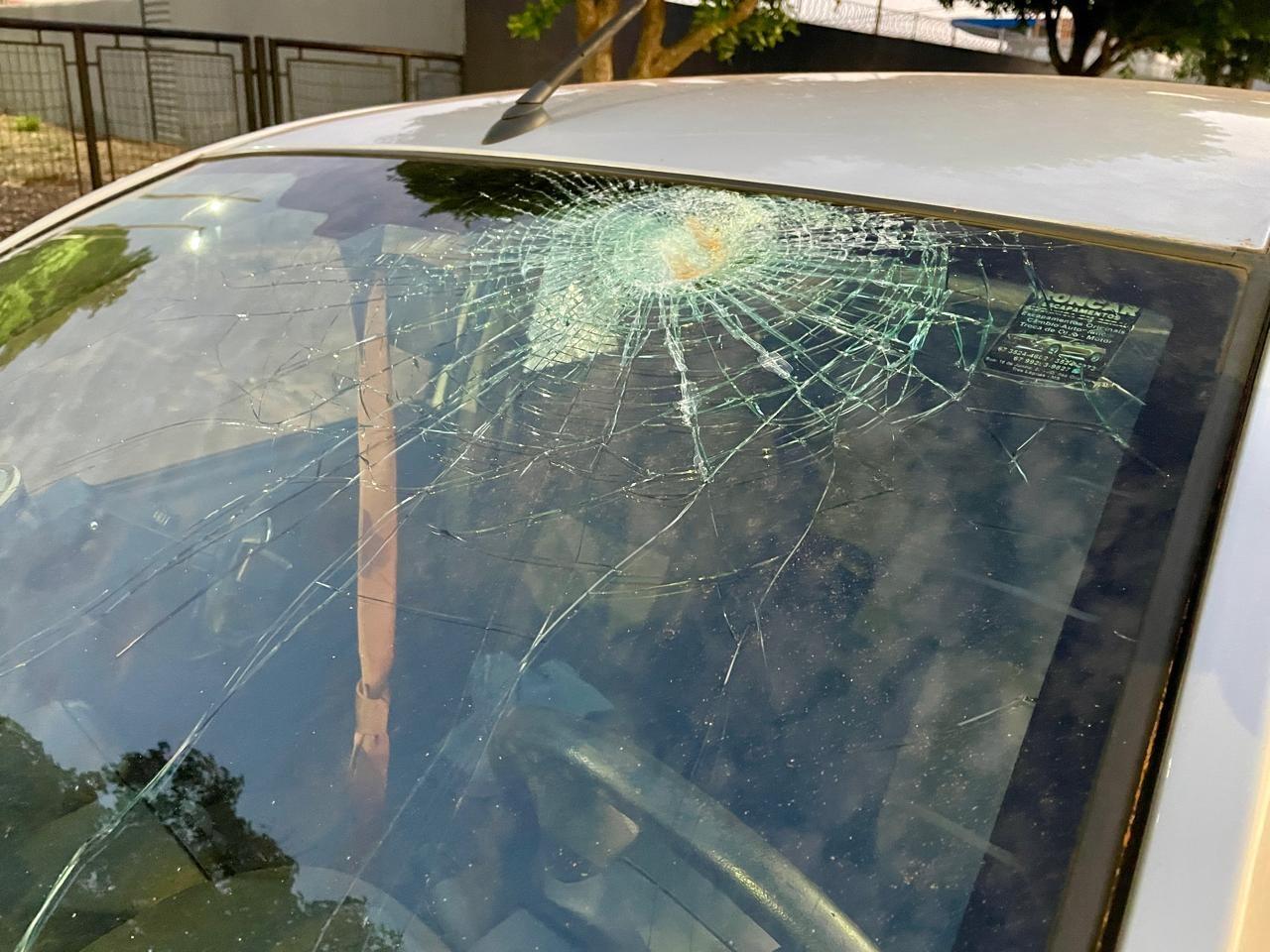 “Xerife do bairro” destrói carro de vizinhos com marreta, fica pianinho diante da polícia e chora com medo de ir para o presídio em Três Lagoas “Xerife do bairro” destrói carro de vizinhos com marreta, fica pianinho diante da polícia e chora com medo de ir para o presídio em Três Lagoas