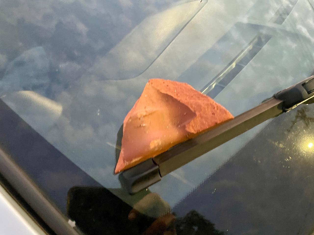 “Xerife do bairro” destrói carro de vizinhos com marreta, fica pianinho diante da polícia e chora com medo de ir para o presídio em Três Lagoas “Xerife do bairro” destrói carro de vizinhos com marreta, fica pianinho diante da polícia e chora com medo de ir para o presídio em Três Lagoas