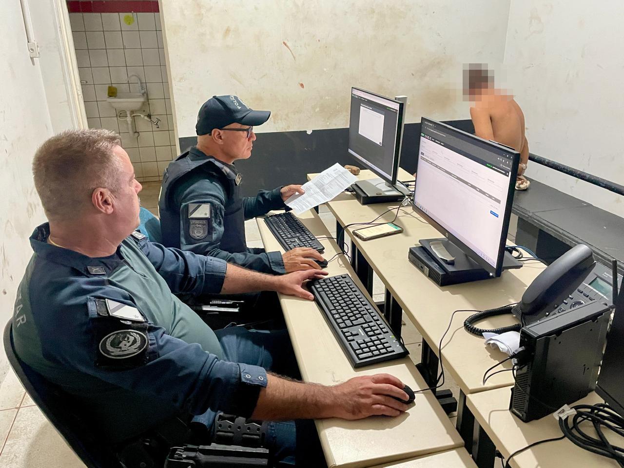 “Xerife do bairro” destrói carro de vizinhos com marreta, fica pianinho diante da polícia e chora com medo de ir para o presídio em Três Lagoas “Xerife do bairro” destrói carro de vizinhos com marreta, fica pianinho diante da polícia e chora com medo de ir para o presídio em Três Lagoas