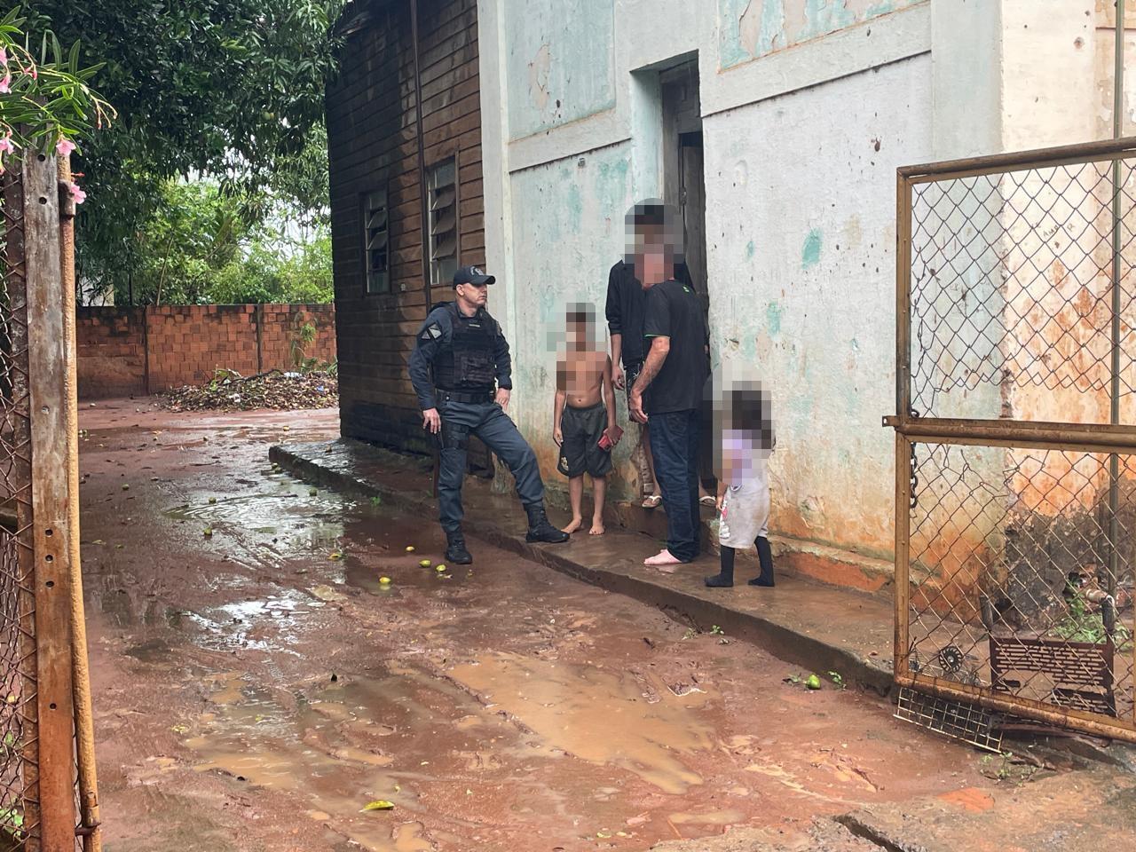 Final dos tempos: Filho de 26 anos agride pai de 65 com vários golpes de pá na cabeça em Três Lagoas Final dos tempos: Filho de 26 anos agride pai de 65 com vários golpes de pá na cabeça em Três Lagoas