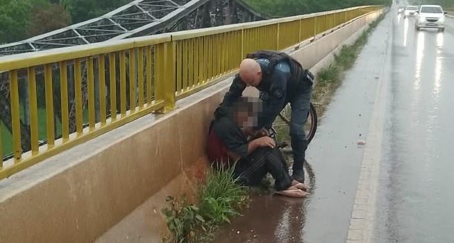 VEJA O VÍDEO: Mesmo debaixo de forte chuva, policiais militares de Três Lagoas salvam homem que tentava pular da ponte do Rio Paraná; vítima já apresentava sinais de hipotermia VEJA O VÍDEO: Mesmo debaixo de forte chuva, policiais militares de Três Lagoas salvam homem que tentava pular da ponte do Rio Paraná; vítima já apresentava sinais de hipotermia