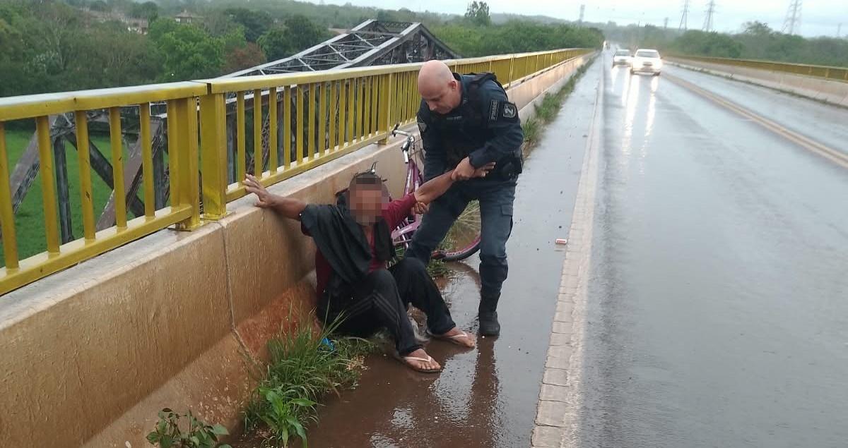 VEJA O VÍDEO: Mesmo debaixo de forte chuva, policiais militares de Três Lagoas salvam homem que tentava pular da ponte do Rio Paraná; vítima já apresentava sinais de hipotermia VEJA O VÍDEO: Mesmo debaixo de forte chuva, policiais militares de Três Lagoas salvam homem que tentava pular da ponte do Rio Paraná; vítima já apresentava sinais de hipotermia