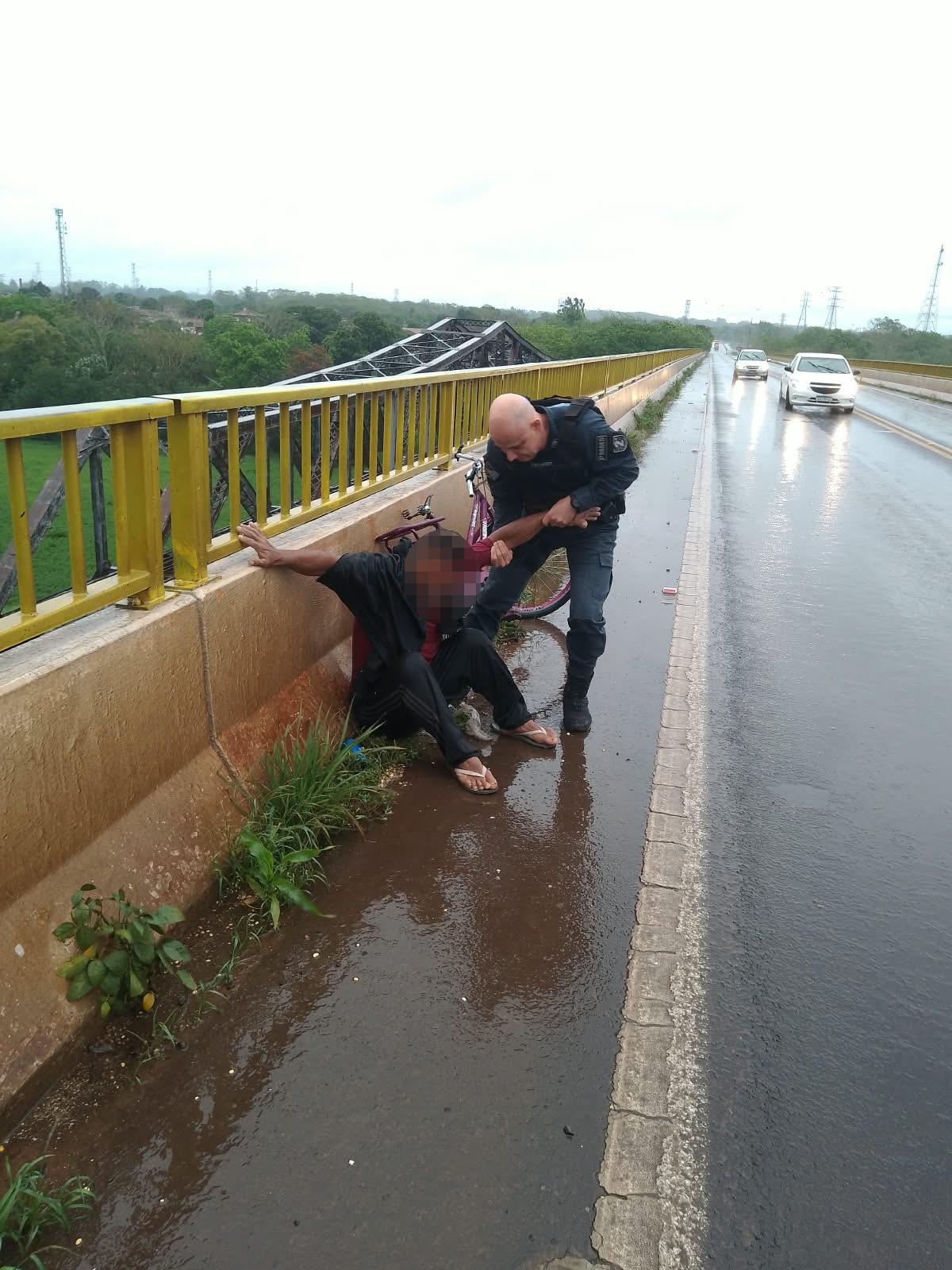VEJA O VÍDEO: Mesmo debaixo de forte chuva, policiais militares de Três Lagoas salvam homem que tentava pular da ponte do Rio Paraná; vítima já apresentava sinais de hipotermia VEJA O VÍDEO: Mesmo debaixo de forte chuva, policiais militares de Três Lagoas salvam homem que tentava pular da ponte do Rio Paraná; vítima já apresentava sinais de hipotermia