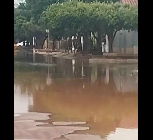 VEJA O VÍDEO: Piscinão transborda e deixa moradores ilhados entre os bairros Paranapungá e São Jorge, em Três Lagoas