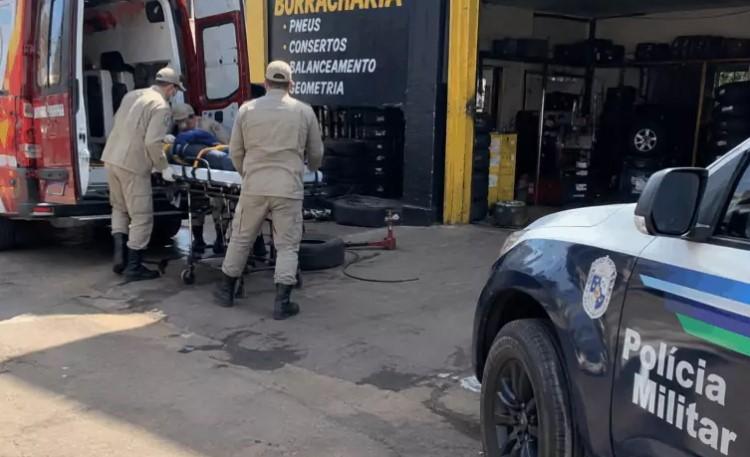 O pau pegou na borracharia! Briga entre colegas de trabalho termina com homem ferido por barra de ferro em Três Lagoas