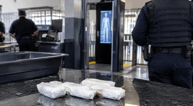 Tentaram levar cocaína para os companheiros presos, mas scanner flagra droga escondida nas partes íntimas de duas mulheres em Três Lagoas