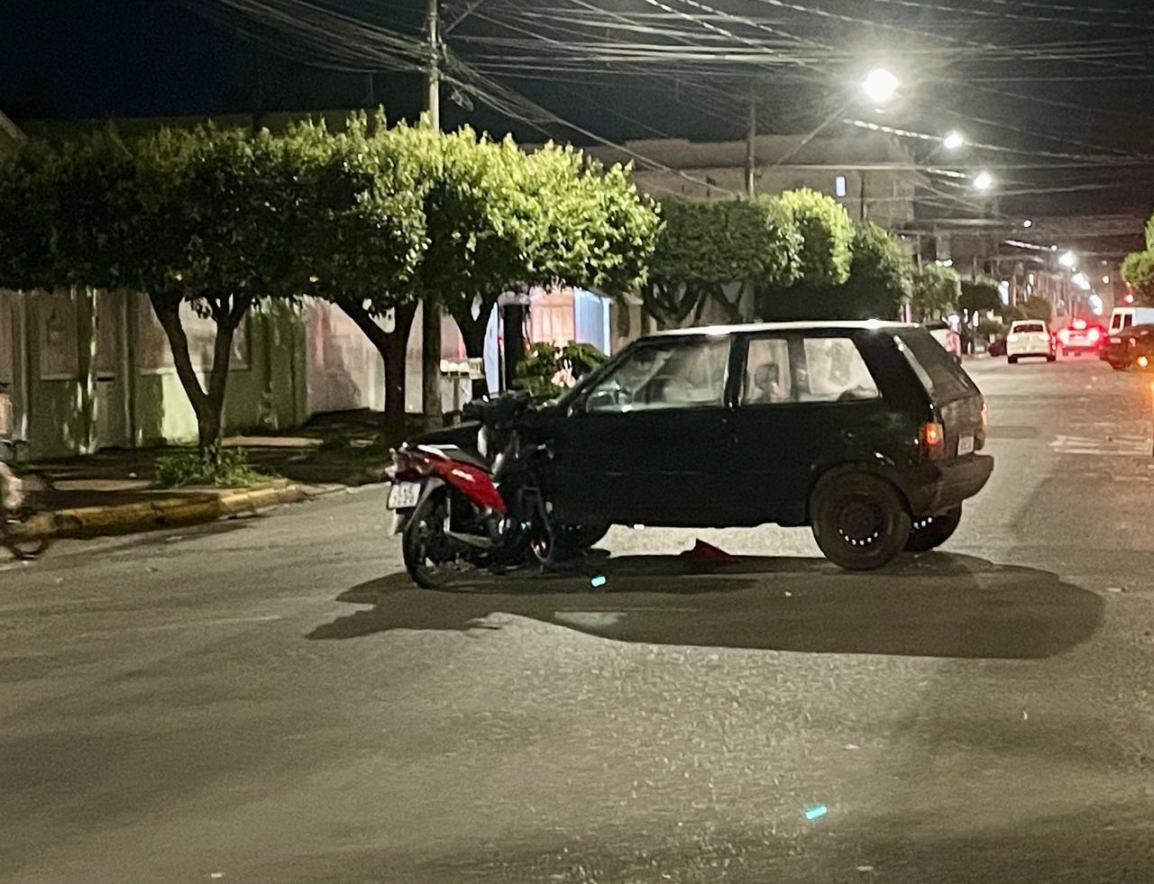 Câmeras registram grave acidente entre moto e Fiat Uno no centro de Três Lagoas; motociclista fica ferida Câmeras registram grave acidente entre moto e Fiat Uno no centro de Três Lagoas; motociclista fica ferida
