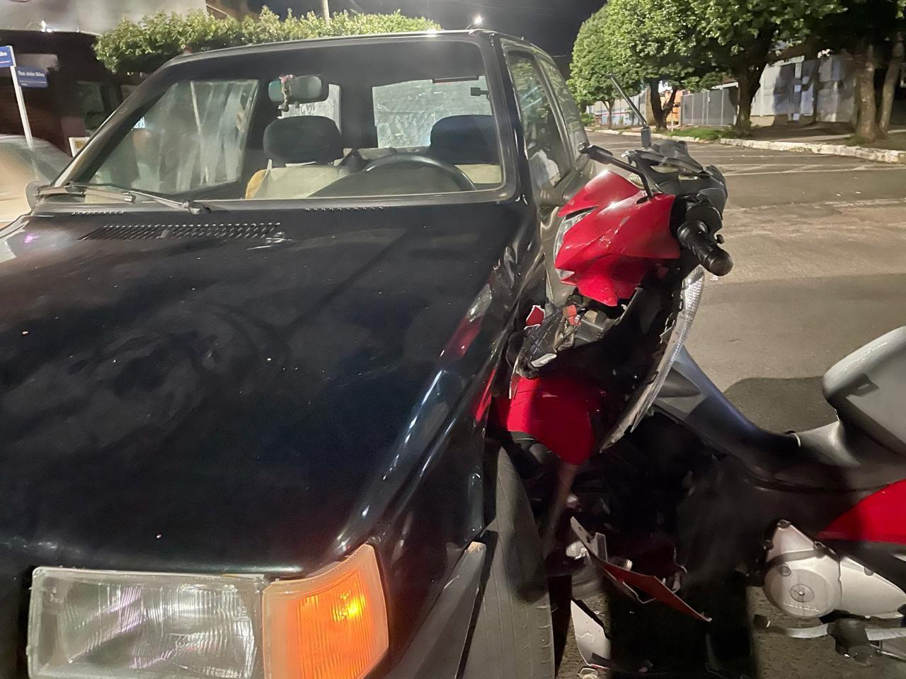 Câmeras registram grave acidente entre moto e Fiat Uno no centro de Três Lagoas; motociclista fica ferida