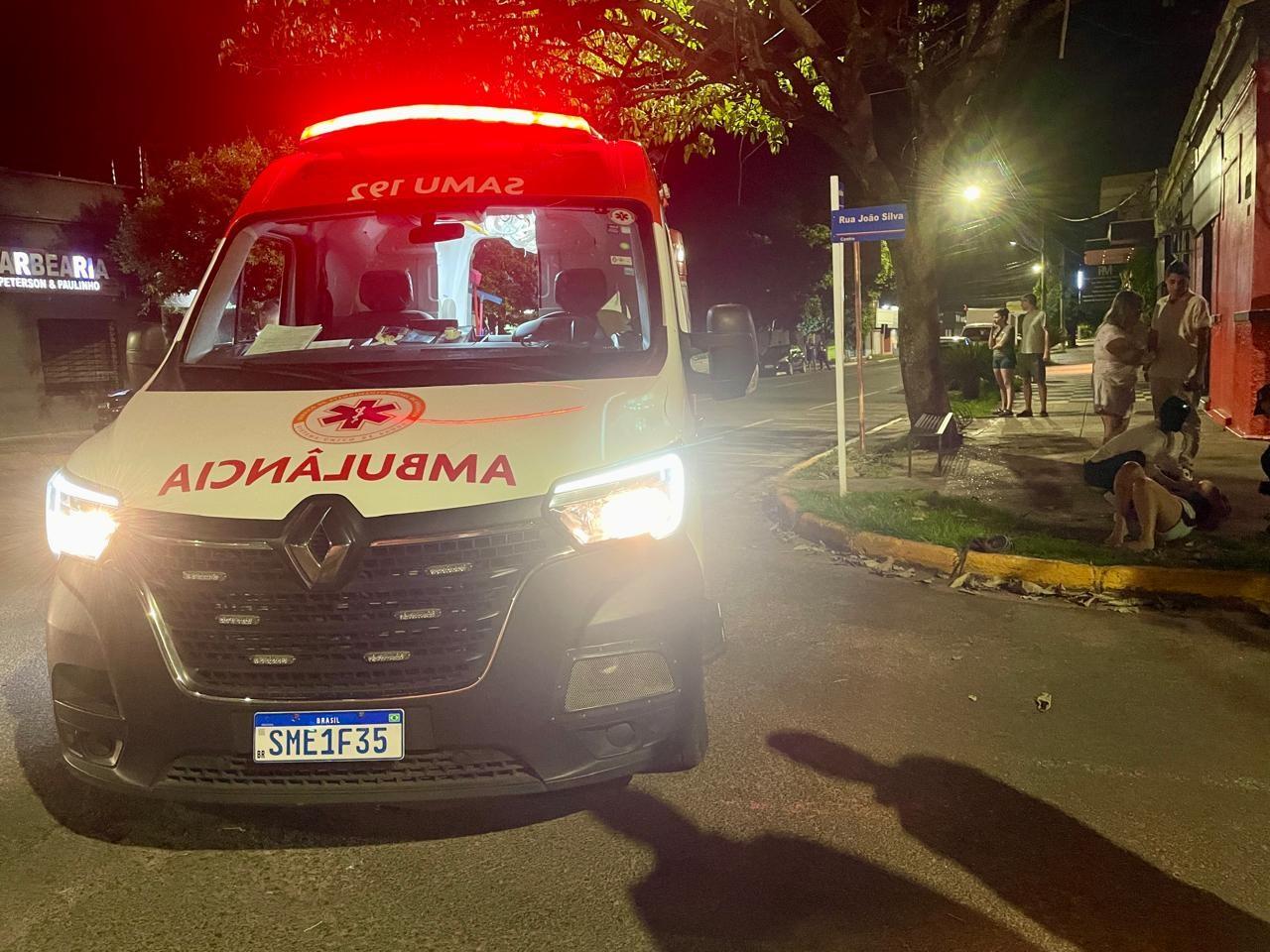 Câmeras registram grave acidente entre moto e Fiat Uno no centro de Três Lagoas; motociclista fica ferida Câmeras registram grave acidente entre moto e Fiat Uno no centro de Três Lagoas; motociclista fica ferida