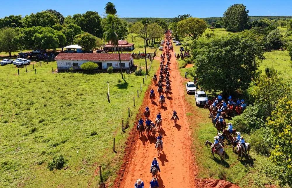 Prefeito Cassiano Maia participa a cavalo da 19ª Cavalgada do Arapuá e prestigia tradição sertaneja em Três Lagoas Prefeito Cassiano Maia participa a cavalo da 19ª Cavalgada do Arapuá e prestigia tradição sertaneja em Três Lagoas