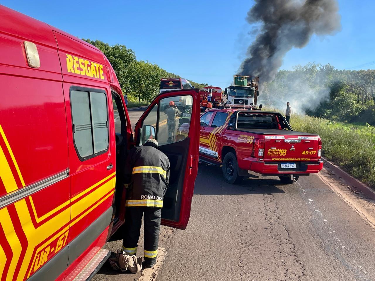 VEJA O VÍDEO: Trânsito é liberado após incêndio em tritrem carregado de eucalipto entre Três Lagoas e Brasilândia VEJA O VÍDEO: Trânsito é liberado após incêndio em tritrem carregado de eucalipto entre Três Lagoas e Brasilândia