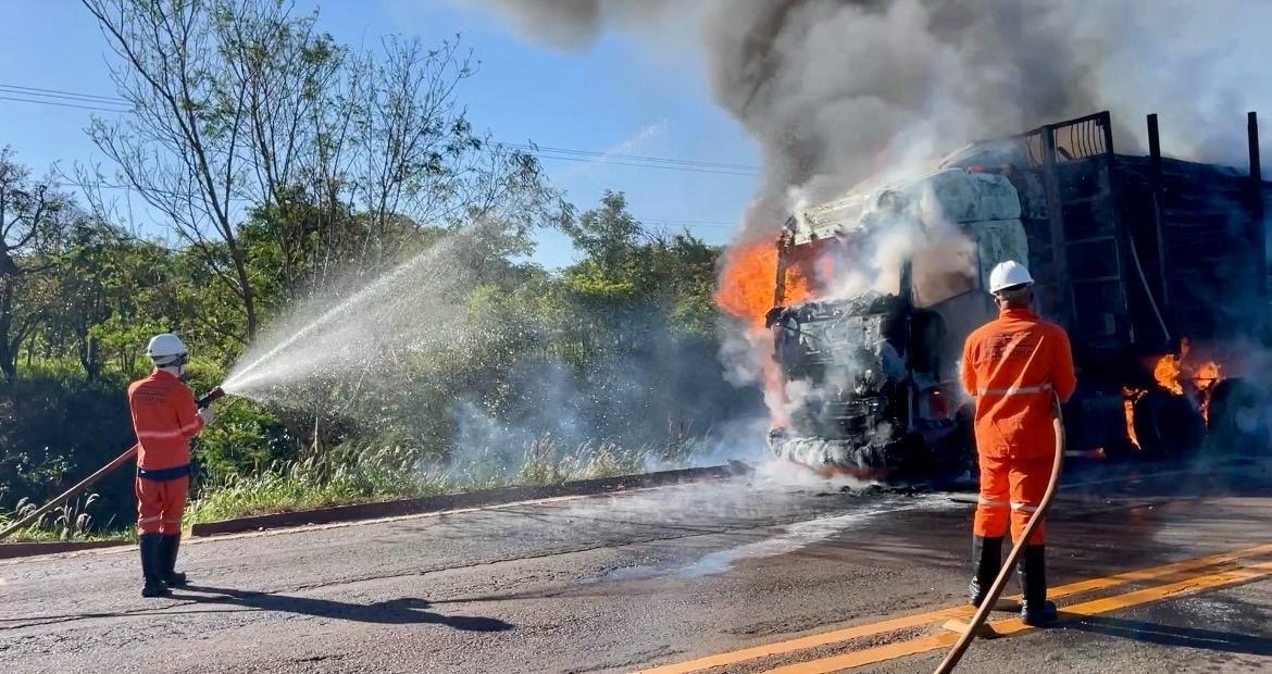 VEJA O VÍDEO: Trânsito é liberado após incêndio em tritrem carregado de eucalipto entre Três Lagoas e Brasilândia VEJA O VÍDEO: Trânsito é liberado após incêndio em tritrem carregado de eucalipto entre Três Lagoas e Brasilândia