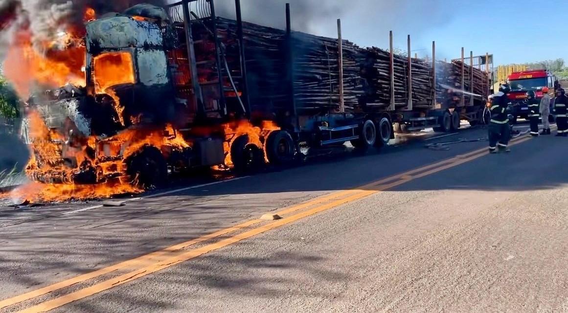 VEJA O VÍDEO: Trânsito é liberado após incêndio em tritrem carregado de eucalipto entre Três Lagoas e Brasilândia VEJA O VÍDEO: Trânsito é liberado após incêndio em tritrem carregado de eucalipto entre Três Lagoas e Brasilândia