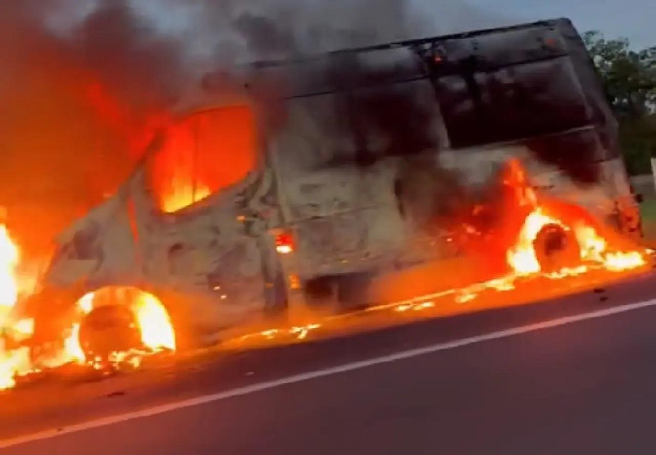 Ambulância pega fogo e Corpo de Bombeiros tenta conter chamas na BR-262  