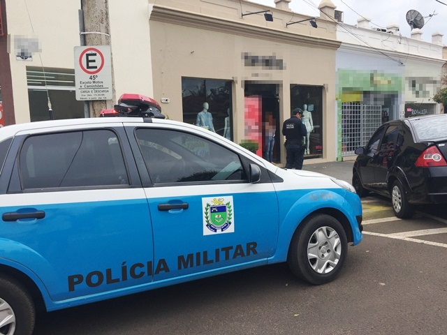 Comerciante encontra funcionária amarrada após assalto em loja do Centro Comerciante encontra funcionária amarrada após assalto em loja do Centro