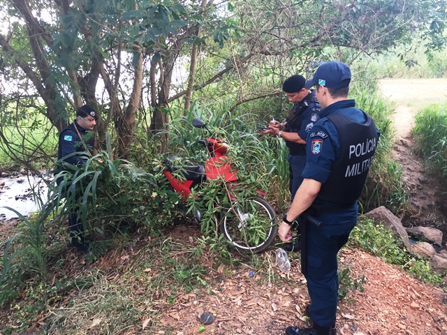 Moto camuflada embaixo da ponte ferroviária gera denúncia e averiguação policial 