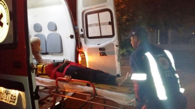 Idosa que fazia janta desmaia e por pouco não provoca incêndio em residência 