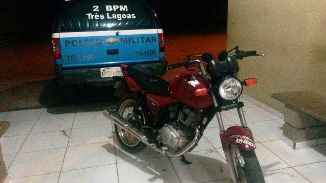 Por não ter CNH, jovem foge de policiais Por não ter CNH, jovem foge de policiais