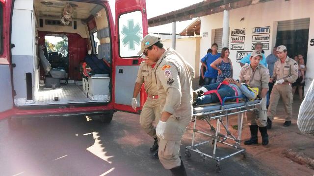 Motociclista colide em carro que estava estacionando Motociclista colide em carro que estava estacionando