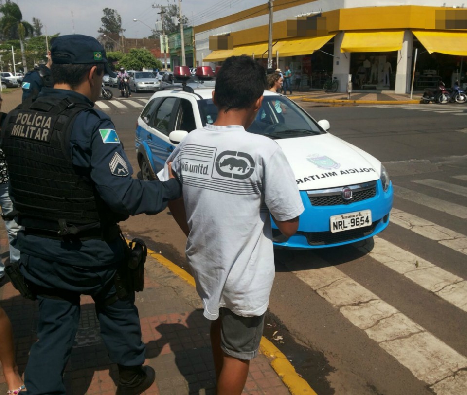 Polícia Militar apreende dupla de crianças que tentaram furtar mulher na região central Polícia Militar apreende dupla de crianças que tentaram furtar mulher na região central