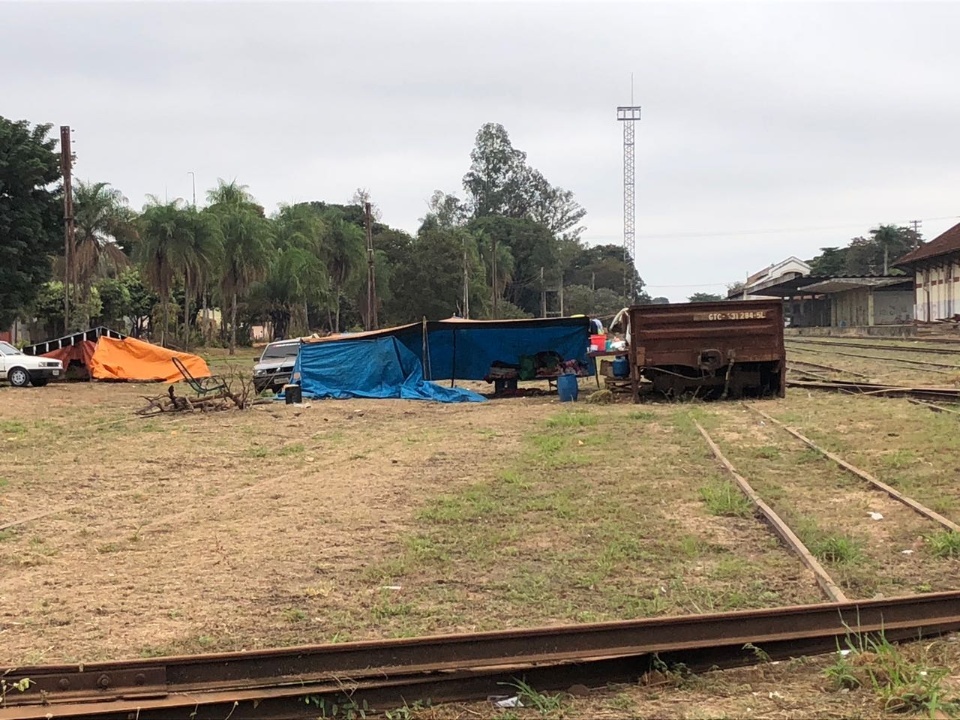 Famílias de ciganos acampam nos trilhos da NOB em Três Lagoas Famílias de ciganos acampam nos trilhos da NOB em Três Lagoas