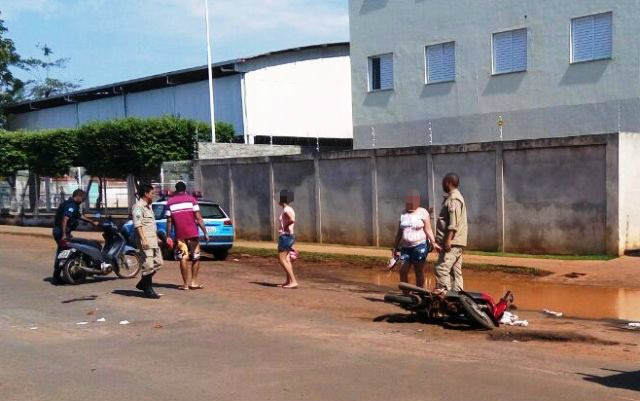 Buraco provoca acidente entre duas motos no bairro Vila Alegre Buraco provoca acidente entre duas motos no bairro Vila Alegre