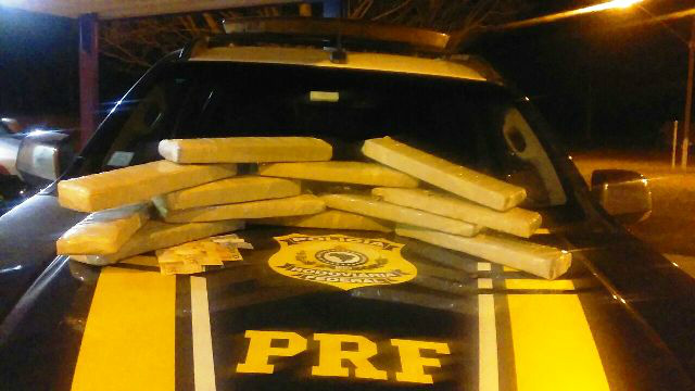 PRF de Três Lagoas apreende maconha em micro-ônibus PRF de Três Lagoas apreende maconha em micro-ônibus