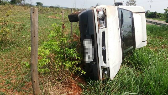 Bombeiros socorrem vítima de capotamento na BR-262