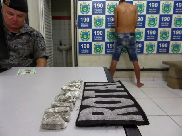 Ao tentar fugir da ROTAI, jovem é preso com maconha Ao tentar fugir da ROTAI, jovem é preso com maconha