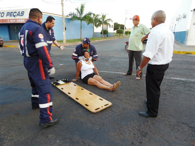 Ciclista é atingida por camionete em ciclovia