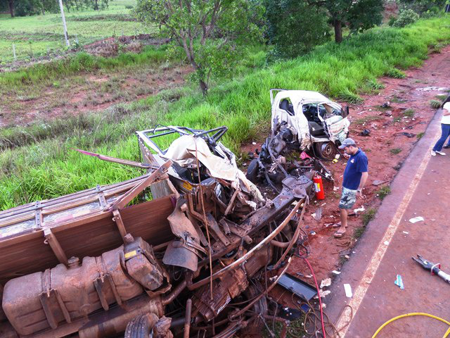 Na BR 262, uma pessoa morre e três ficam gravemente feridas em acidente