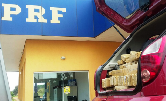 PRF encontra maconha em Celta que estava estacionado em posto de gasolina desativado PRF encontra maconha em Celta que estava estacionado em posto de gasolina desativado