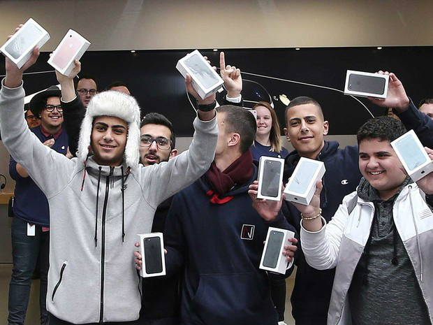 iPhone 7: Filas e frustração marcam primeiro dia de vendas pelo mundo iPhone 7: Filas e frustração marcam primeiro dia de vendas pelo mundo