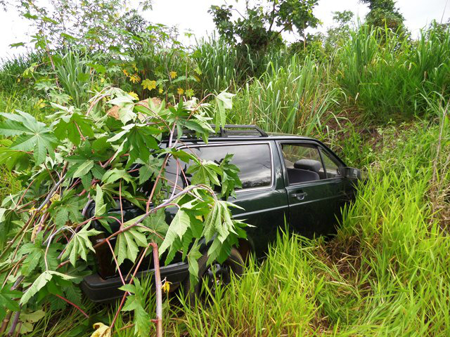 Carro furtado na madrugada é abandonado à margem de estrada