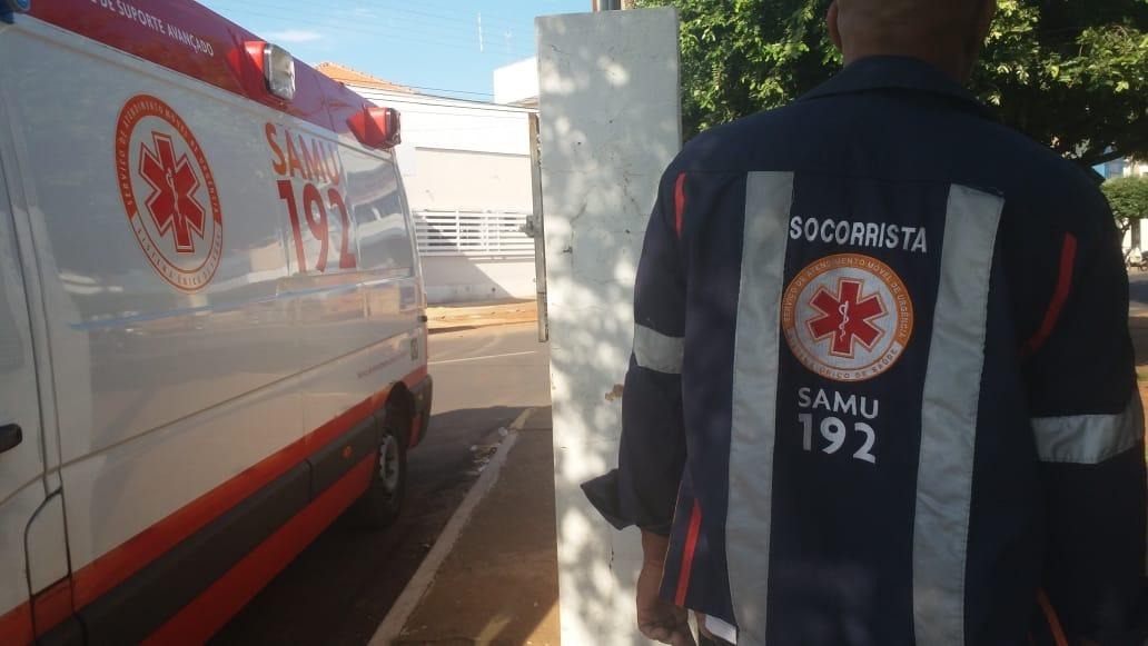 Mulher fica gravemente ferida após ser atingida por moto, que foge sem prestar socorro Mulher fica gravemente ferida após ser atingida por moto, que foge sem prestar socorro
