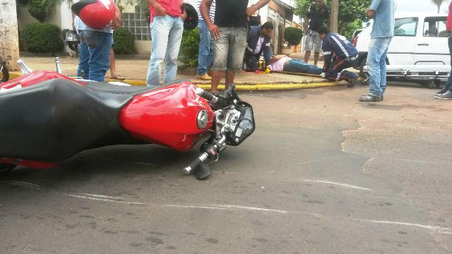 Operador de máquinas sofre possível fratura em acidente envolvendo carro e moto Operador de máquinas sofre possível fratura em acidente envolvendo carro e moto