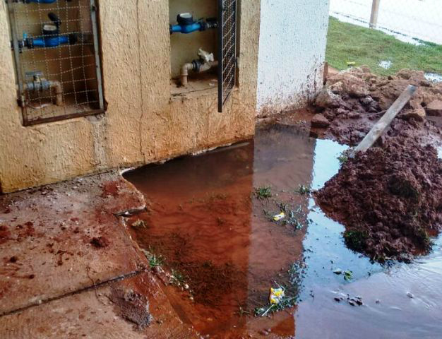 Moradores denunciam vazamento de água em residencial de Três Lagoas Moradores denunciam vazamento de água em residencial de Três Lagoas