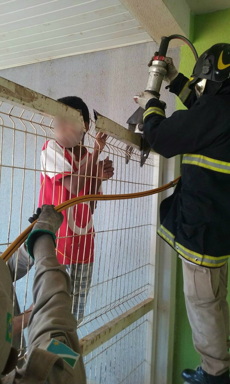 Estudante tenta pular portão de escola e acaba ficando preso à grade Estudante tenta pular portão de escola e acaba ficando preso à grade