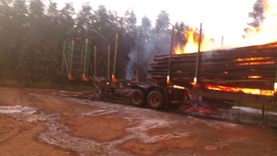 Carreta com eucaliptos pega fogo em estrada vicinal no Córrego Moeda
