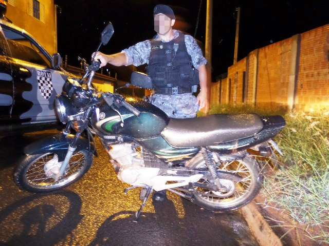 Ladrão abandona moto furtada após acabar a gasolina 